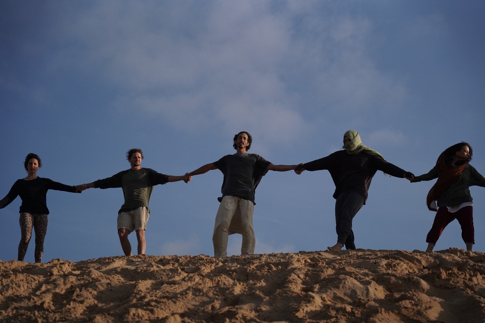 שרשרת ידיים על רכס הדיונה