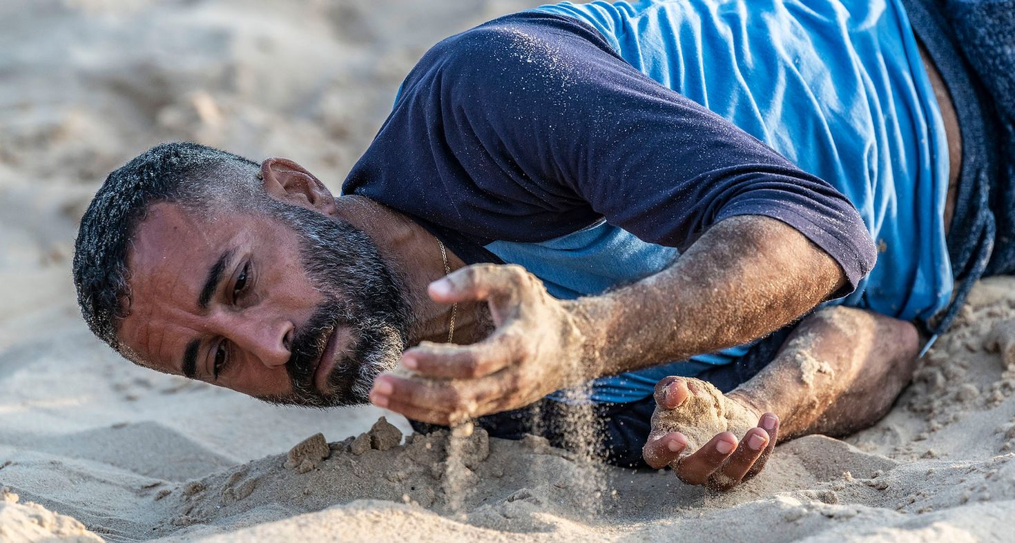 חול נשפך מכף היד
