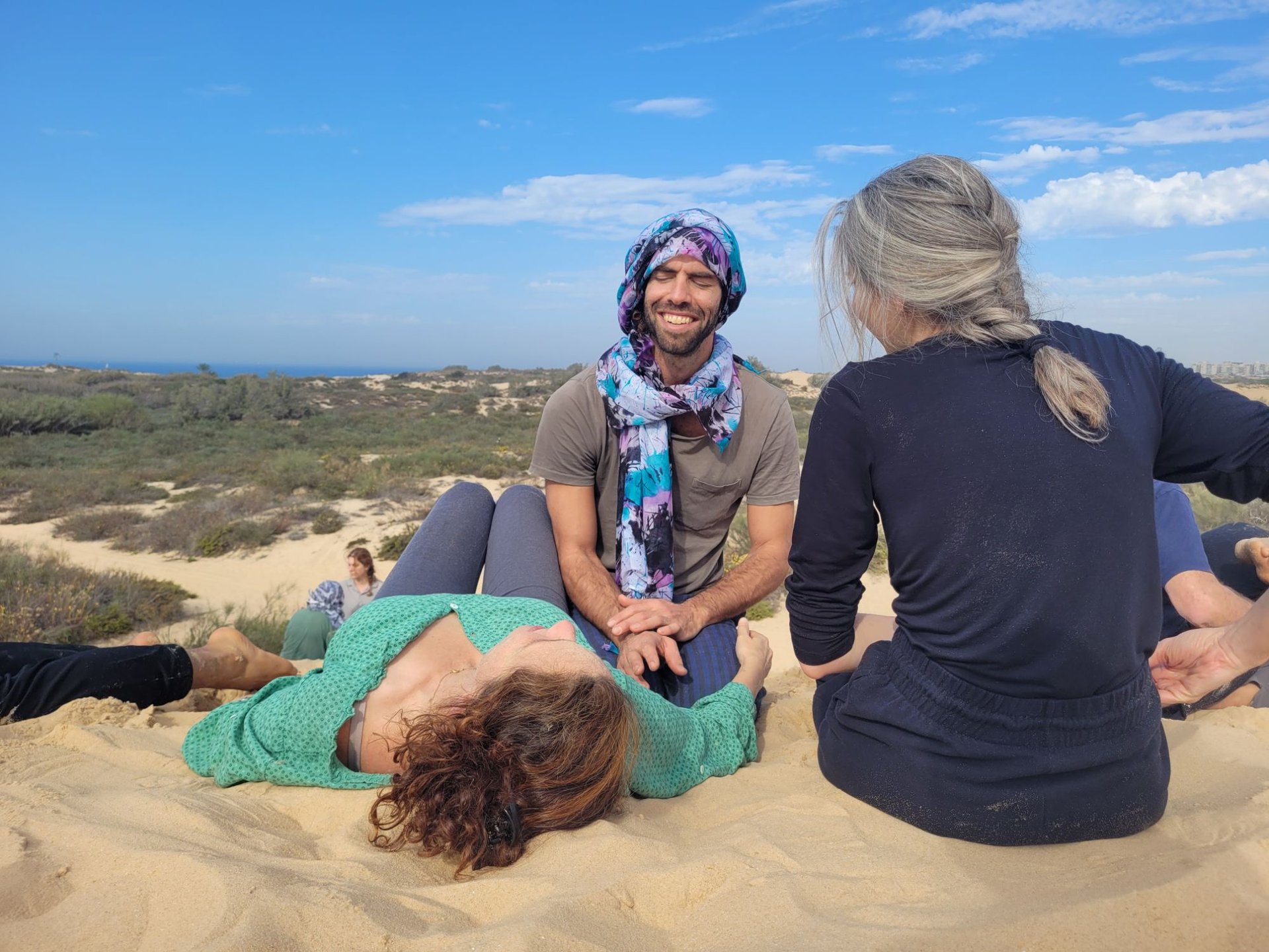 נדב בעבודה בזוג על הדיונה מול הים