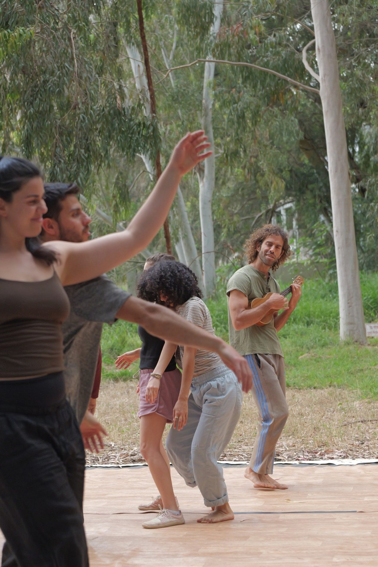 נדב מנגן ביוקלילי בזמן שיעור תנועה ביער