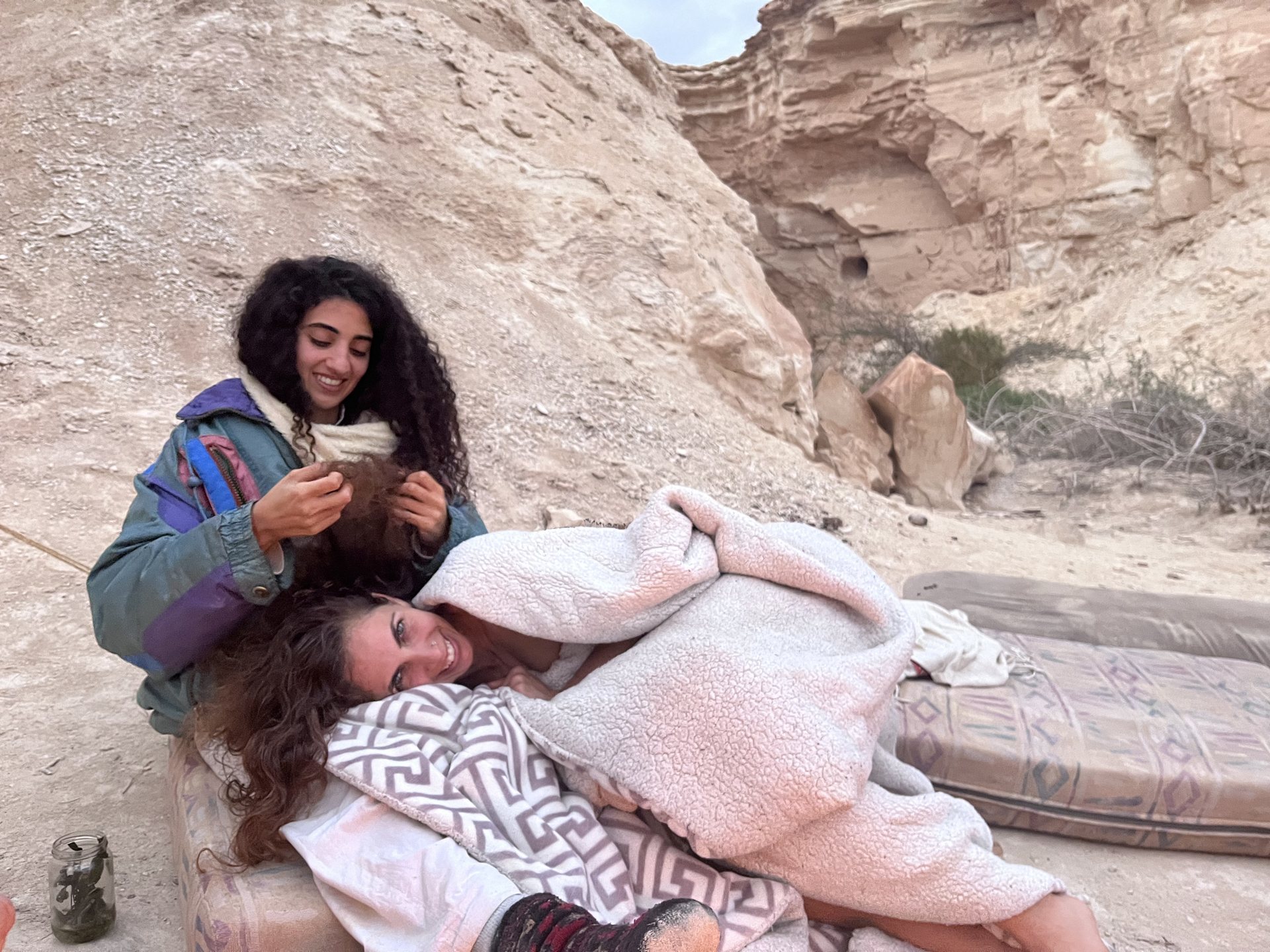 מנוחה משותפת בין צוקי המדבר